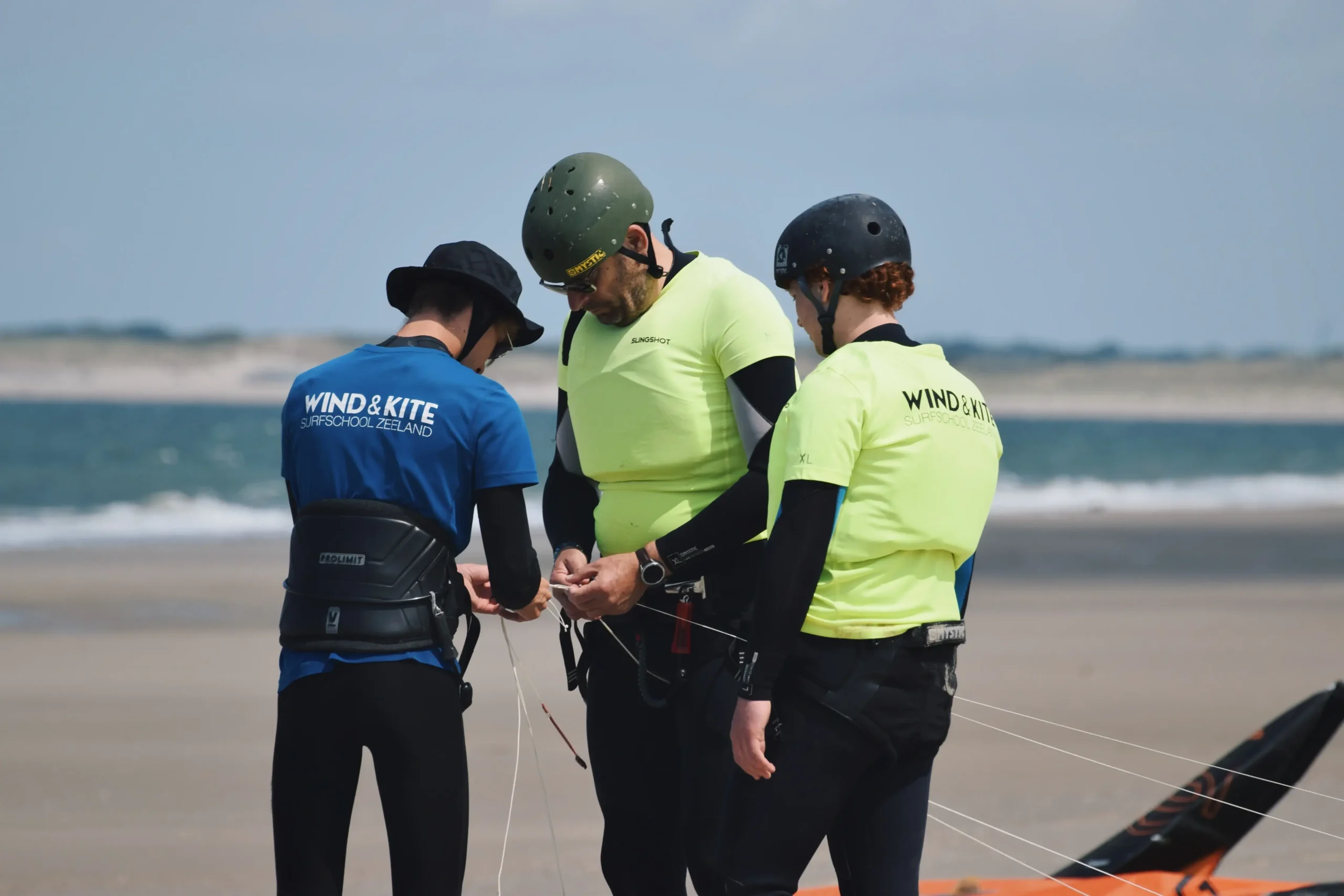 kitesurf instructeur met studenten kitesurfen